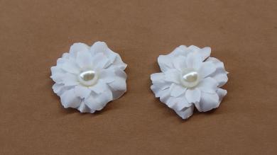 Белый цветок из ткани с бусиной, 5.0 см - F4801